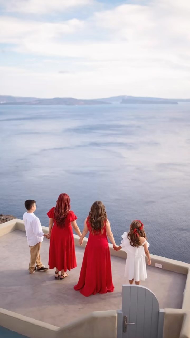Two sisters and two cousins… Making memories for a life time!!!

#santorini #santoriniphotographer #santorinifamilyphotographer #makingmemories